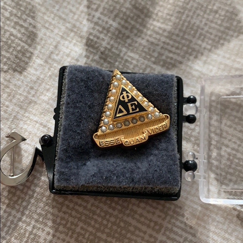 Sorority pin - Delta Phi Epsilon
